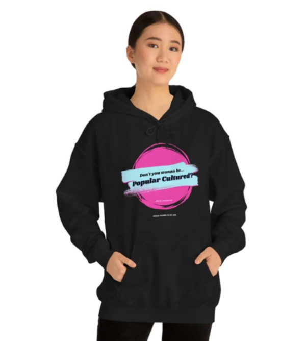 Hoodie dengan grafis yang berkonsep pop culture